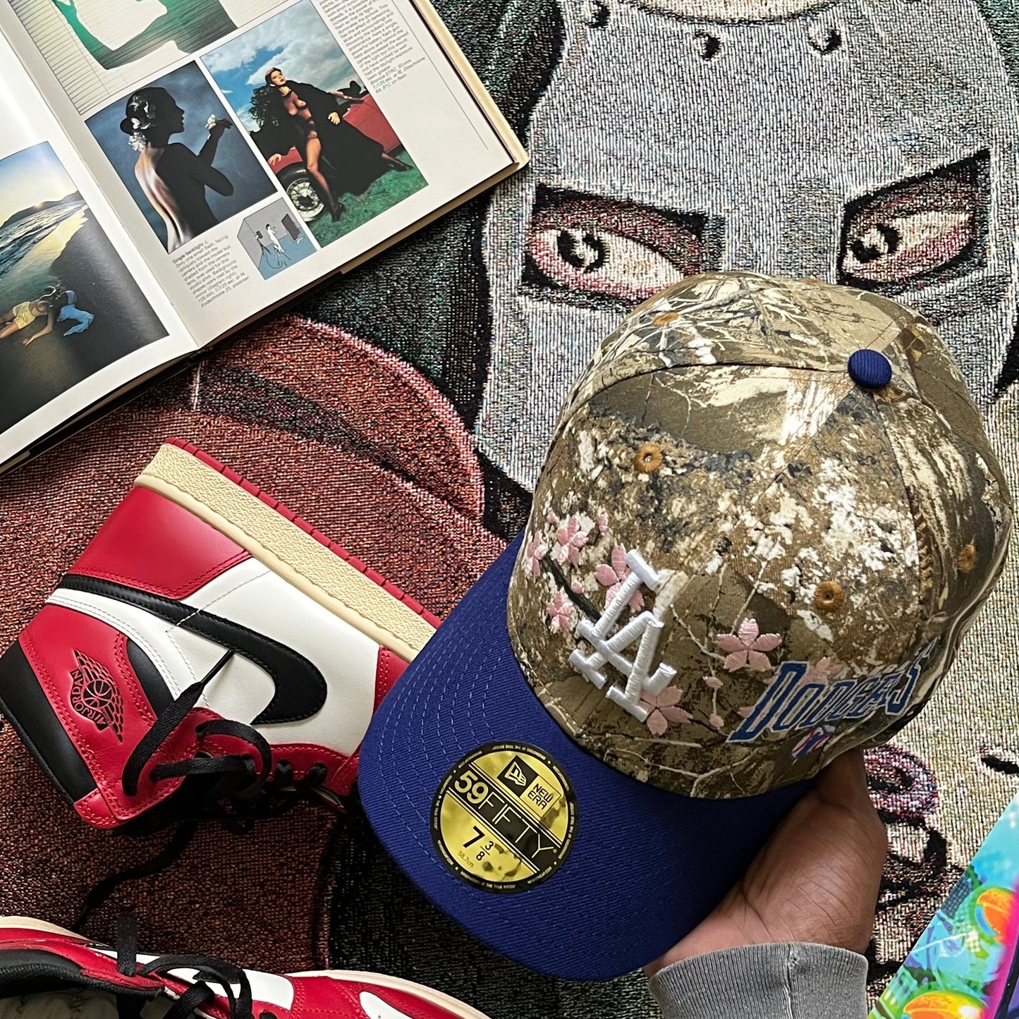 REAL TREE CAMO LOS ANGELES DODGERS 2025 WORLD SERIES SIDE PATCH (GREY UV) "NOT LIKE US" FITTED HAT